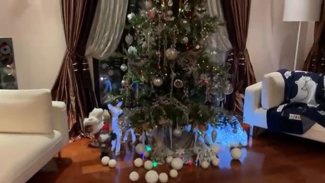 Певица Жасмин с детьми наряжает елку