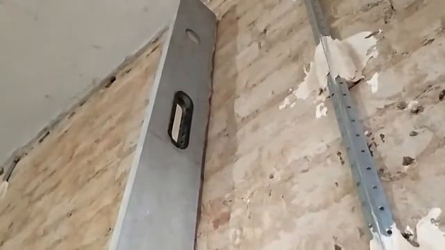 Как установить маяки на кривую стену