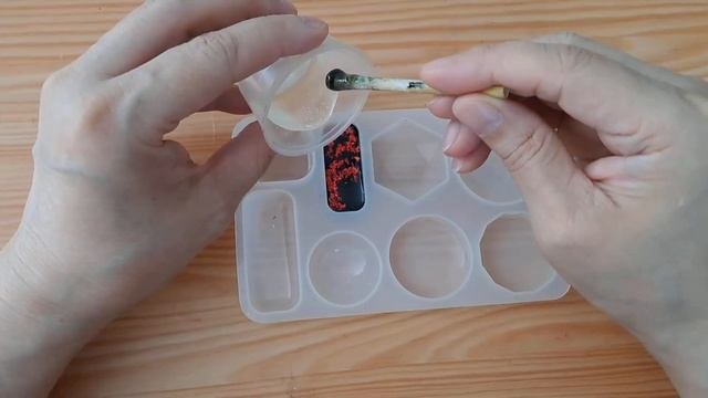 Двухсторонний кулон из эпоксидной смолы с добавлением потали и краски