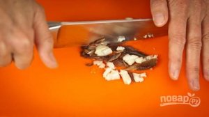 Салат а-ля Цезарь в большой тарелке