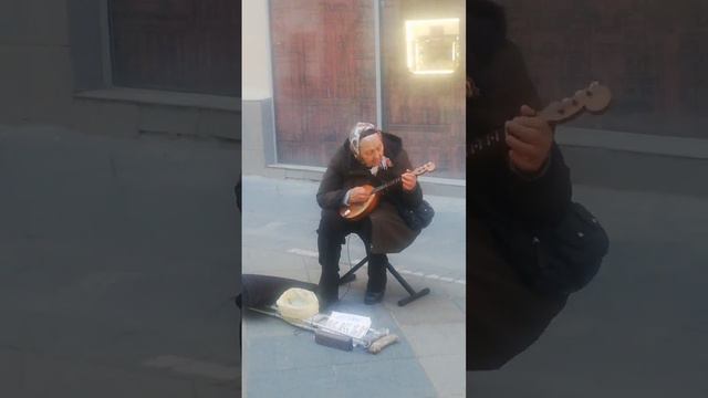 Great-great-great-granddaughter of Paganini plays Russian Music #balalaika #streetmusicians #moscow