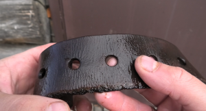 Разворачиваем солдатский ремень поднятый из болота