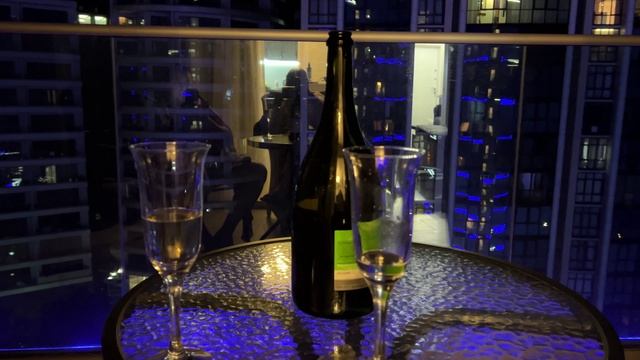 Ялта ужин. Балкон шампанское подсветка. Отель балкон шампанское. Столовое вечером. Кафе Чивас Ялта.
