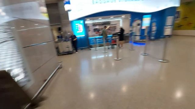 Сдаём багаж в Аэропорту Афинах чтобы погулять между пересадками смотреть онлайн