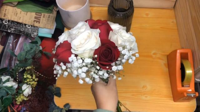 Bridal bouquet 2/99 | red roses mix white roses rom wedding bouquet | Huamama смотреть онлайн