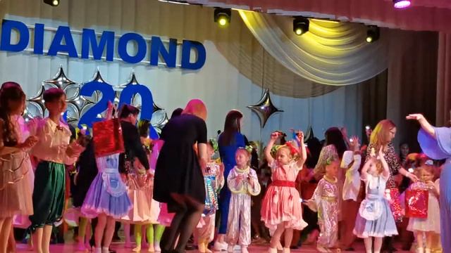 финал концерта, посвящённого 20-тилетию хореографической школы "Даймонд" смотреть онлайн