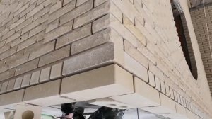 Кладка фигурного карниза ФАГОТ, и подрезка кирпича под округлую форму эркера
