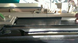 Теплая двойная шапочка для малыша на вязальной машине.