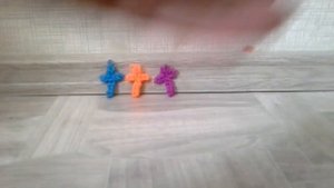 Брелок из резинок " Крестик "