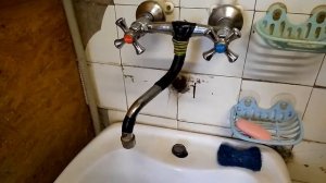 Нет воды в туалете, нет воды на кухне.Так и живём