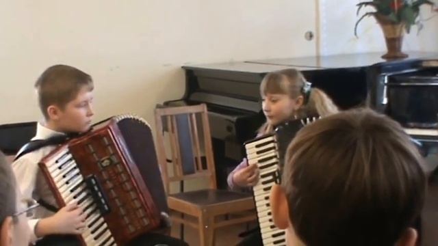 Игра на аккордеоне. Дуэт 1. Мальчик и девочка, учащиеся музыкальной школы. смотреть онлайн