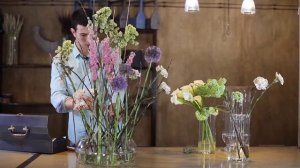 Композиция из цветов с использованием каркаса. Вегетативный стиль. Работа со связками.