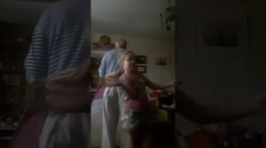 Деду доверили внучку или внучке деда?