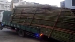 Быстрая разгрузка грузовой машины без помощи крана