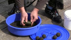 Как пользоваться шаролепкой для прикормки и формирования шаров на рыбалке?