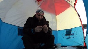 Покаток (подергуша). Собрал снасть на коленке и начал ловить.