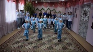 Песенно - танцевальный флешмоб "Маленькой елочке холодно зимой"