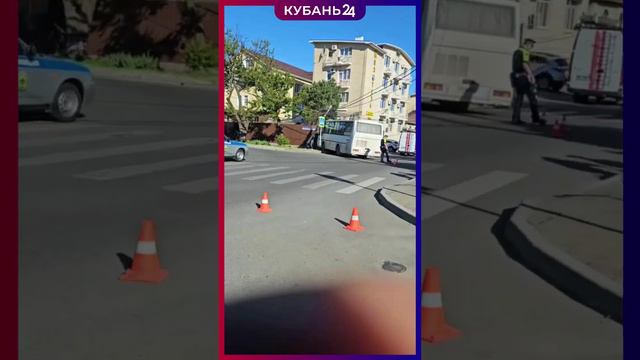 🚨Автобус врезался в забор жилого дома в Анапе