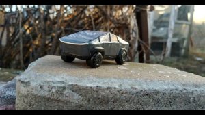сделал кибертрак тесла из пластилина(made cybertrack tesla from plasticine)