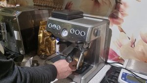 Готовим капучино на кофейной станции BORK C801.