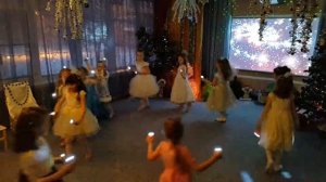 Танец снежинок с фонарикам