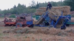 Выгрузка тюков соломы из накопителя