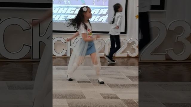 Дарина тусит