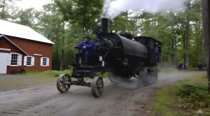 Мужики показали трактор на ПАРОВОМ ДВИГАТЕЛЕ 1912 года. Техника обслужена и эксплуатируется.