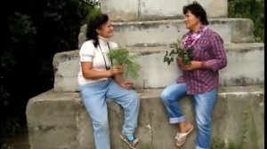 Сестры Унгуряну идут к памятнику  Потемкину "Ла Свекличь"