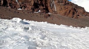 Боковой кратер Эльбруса. Много трещин.