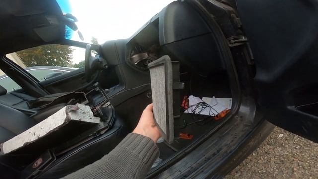 Как поменять фильтр салона на е36 с кондиционером и без #e36 #bmw_e36 смотреть онлайн