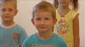 Песня "Поцелую бабушку" исполняют дети подготовительной группы