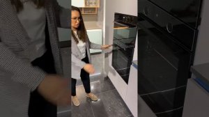 Кухня в современном стиле с пеналом из стекла и led подсветкой.