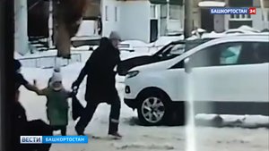 В башкирском Стерлитамаке неизвестный в маске пытался похитить девочку: инцидент попал на видео