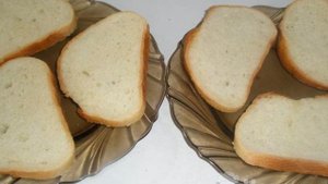 Горячие бутерброды с колбасой и маринованным огурцом