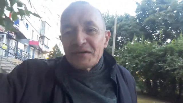 Кривой Рог Постригся молодой мужчина Сука довольный идет по Кривому Рогу. смотреть онлайн