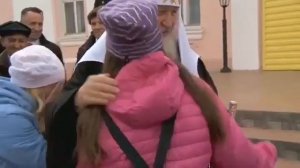 Дети обнимают  Патриарха Кирилла