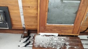 Замерзает дверь в баню. Что делать?
