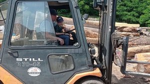 Катаемся на погрузчике.