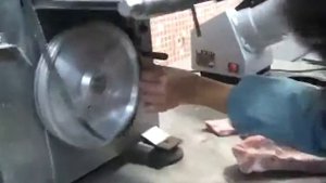 Принцип действия ленточной пилы для мяса