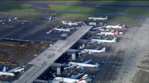 Десятки стран прекращают авиасообщение с Великобританией