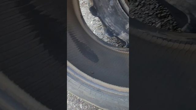 Как выглядит боковой порез диагональные шины 16.9-30 после год эксплуатации. смотреть онлайн