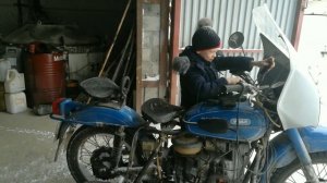 снимаем ветровик с мотоцикла УРАЛ .  remove the visor from a motorcycle URAL.