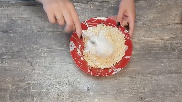 Песочное печенье с безе и миндальными лепестками. Вкус просто бомба.