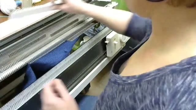 Машинное вязание мужской шапки✅Шапка четыре клина с подгибом резинкой двухфонтурной вязальной машин