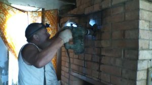 Внимание! Для тех у кого дымит печь. Как прочистить каменную печь выбив всего лишь один кирпич.