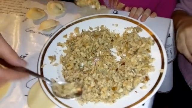 Сегодня на ужин пельмешки из груздей.Лепим всей семьёй.