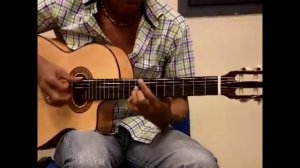 Красиво играет на гитаре