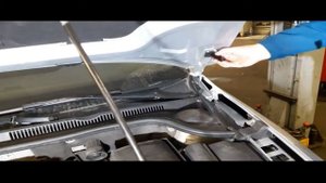 Установка газового упора амортизатора капота Volkswagen Jetta 6