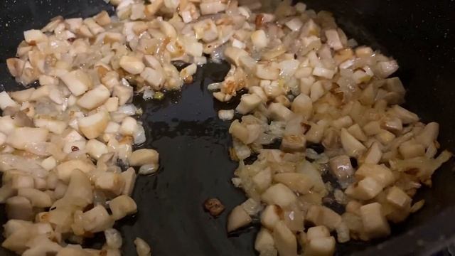 Шампиньоны фаршированные курицей и сыром. Очень вкусно. #шампиньоны#куриная грудка#сыр#рецепт #